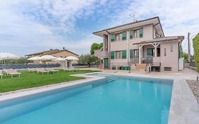 -Free Pool And Parking- Garda House Apartments