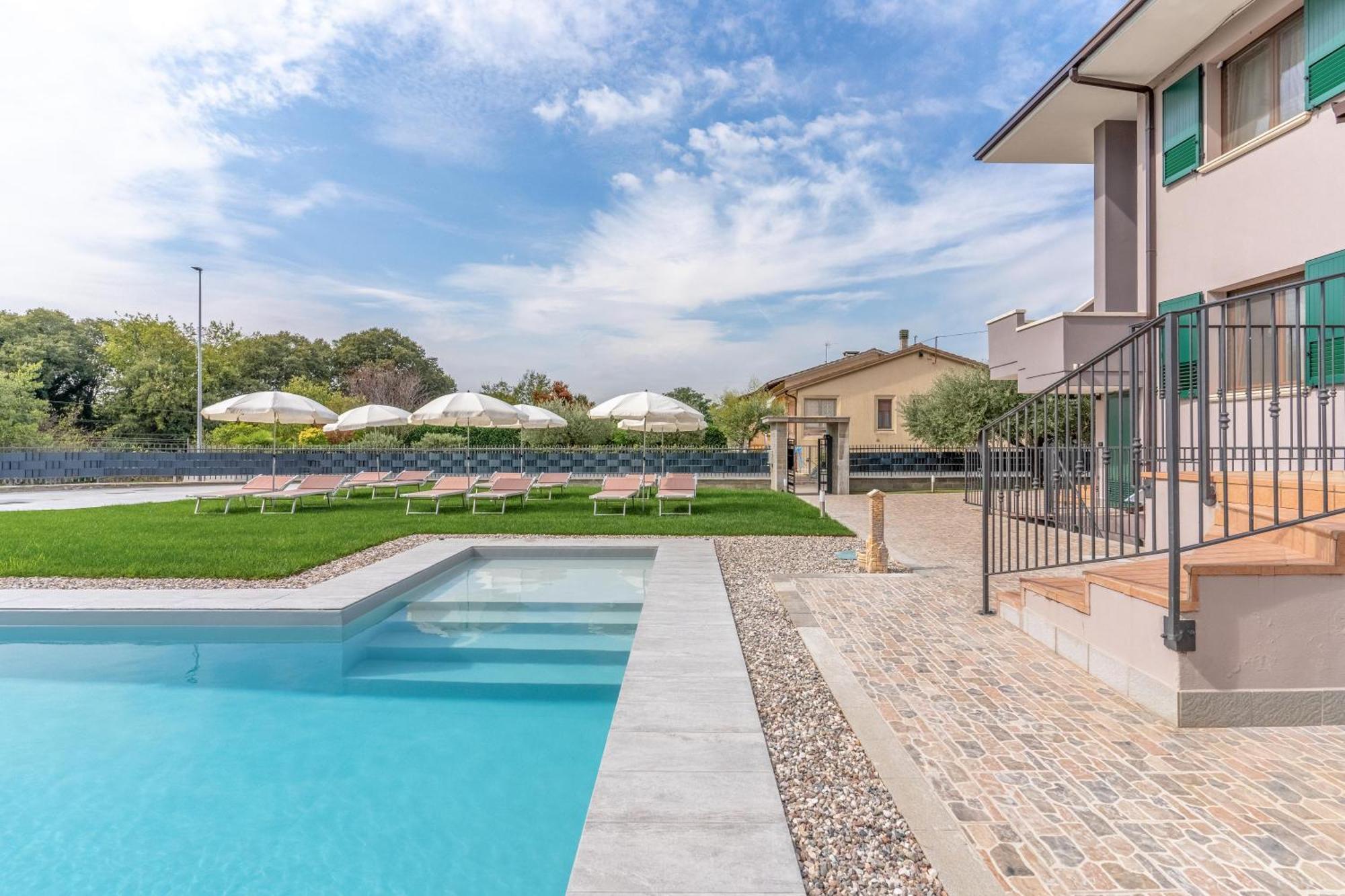 -Free Pool And Parking- Garda House Apartments Castelnuovo del Garda Exterior foto